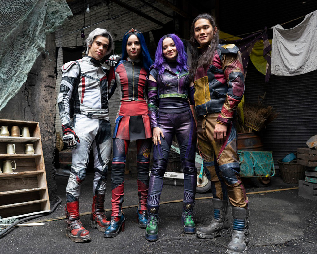 Descendants 3 First Look See Carlos Evie Jay And Mal S Makeovers